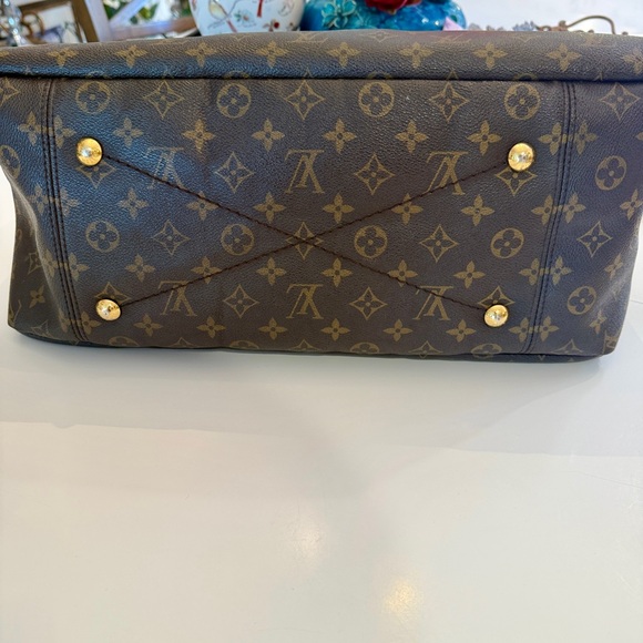 Louis Vuitton Monogram Artsy MM Shoulder Bag with Gold Accents - Picture 5 of 11